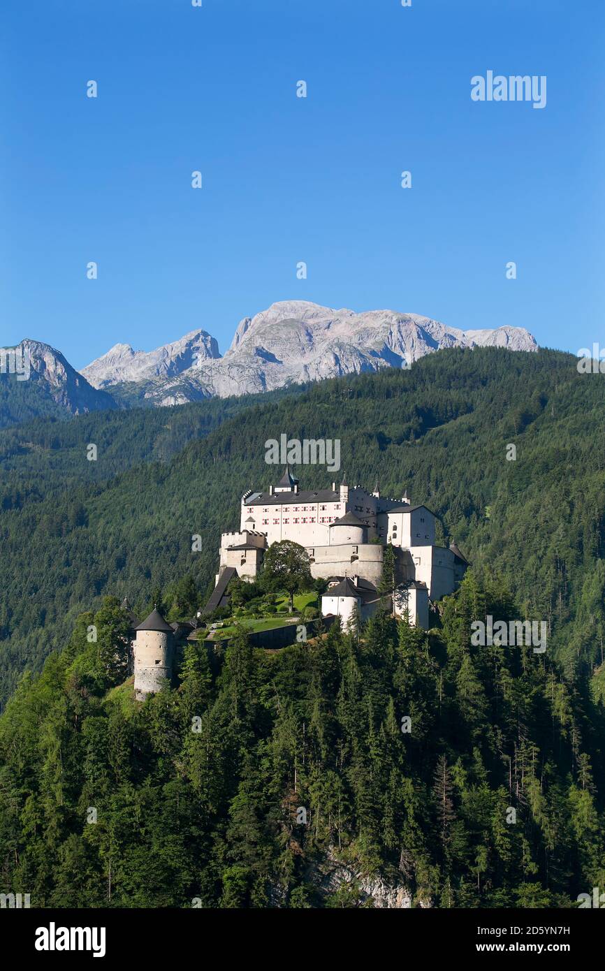 Austria, Stato di Salisburgo, Werfen, Castello di Hohenwerfen, Hochkoenig sullo sfondo Foto Stock