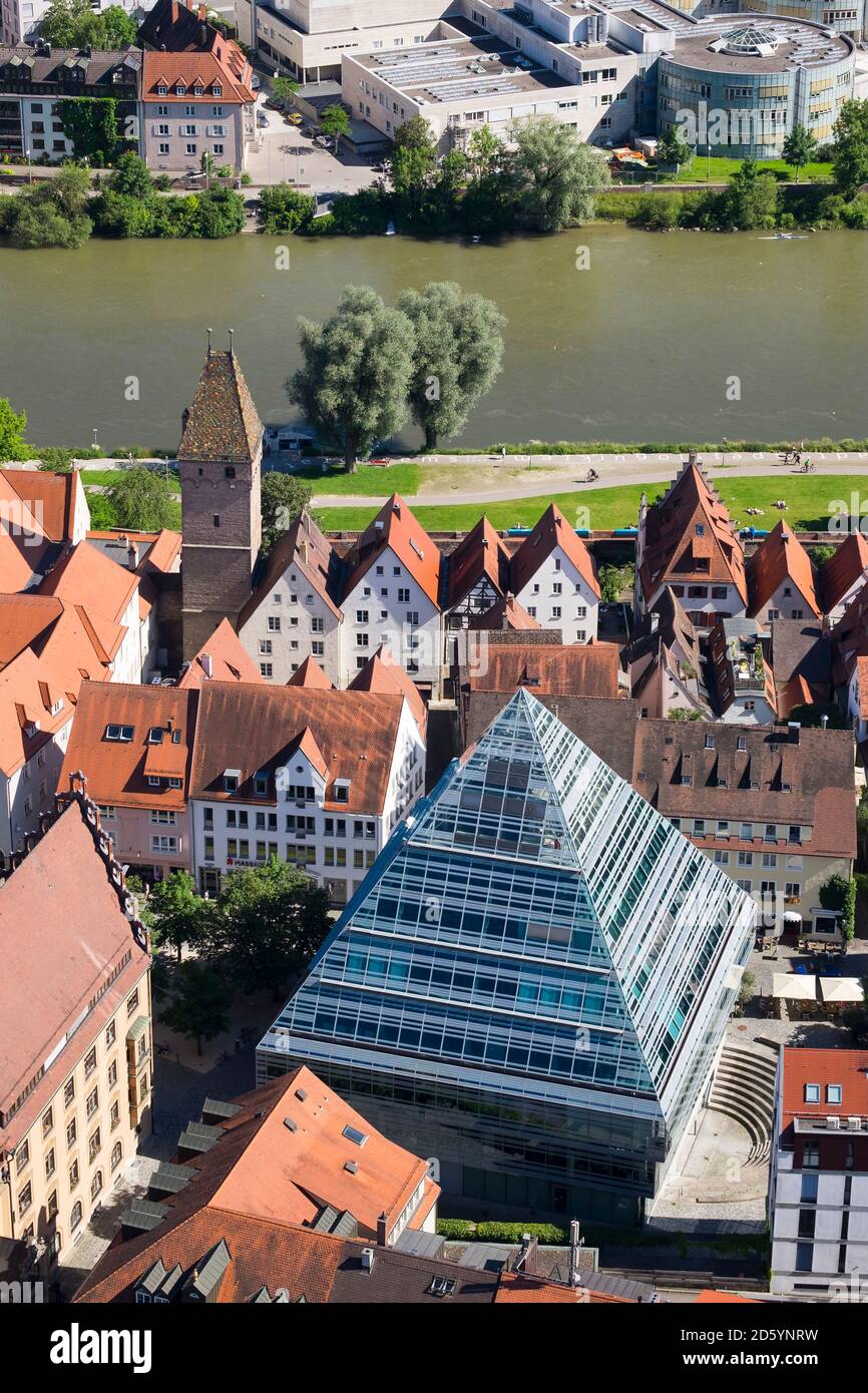 Germania, Baden-Wuerttemberg, Ulm, piramide di vetro con biblioteca centrale, fiume Danubio e la torre Metzgerturm Foto Stock