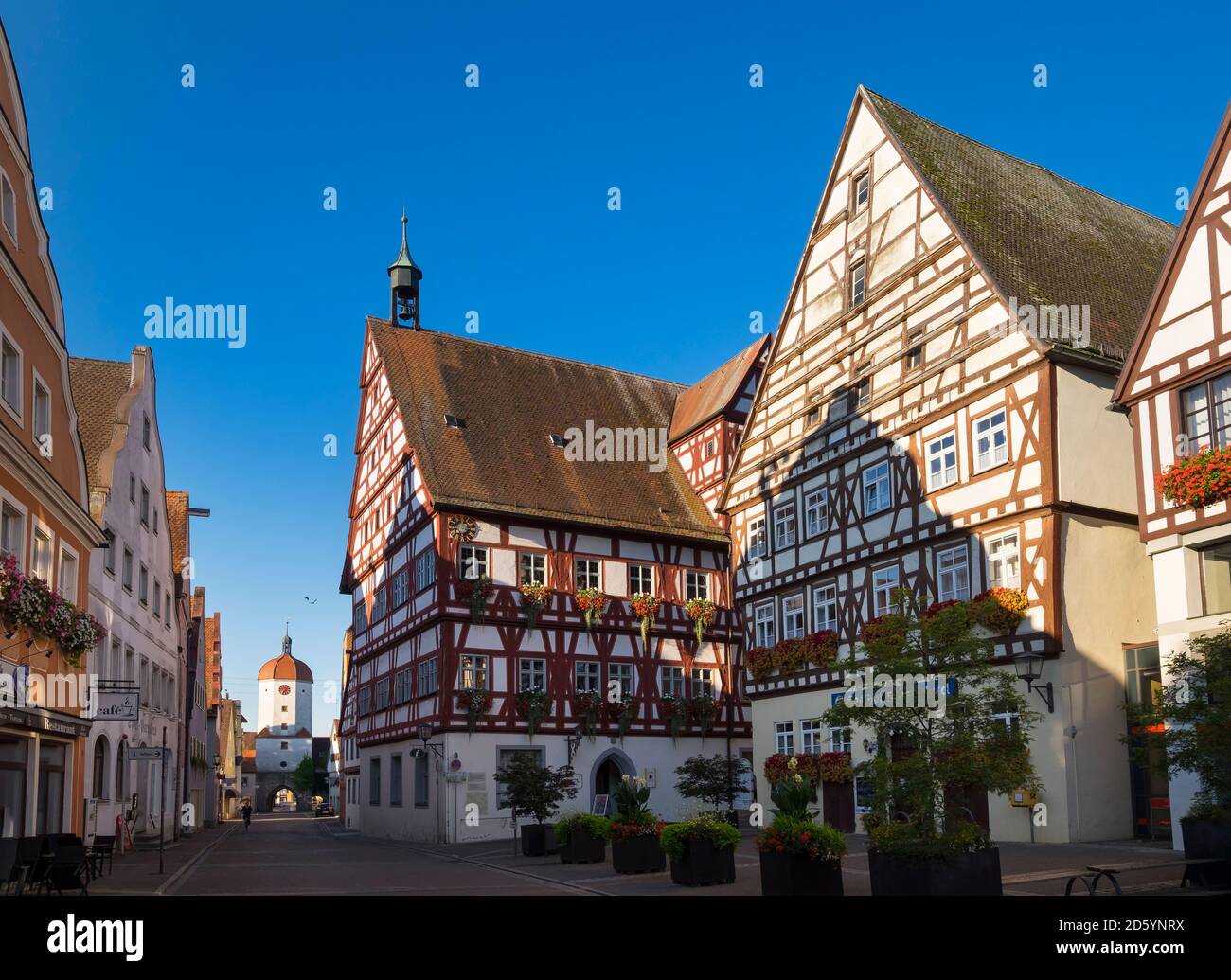 Germania, Oettingen, vista sul cancello del re e il municipio di Schlossstrasse Foto Stock