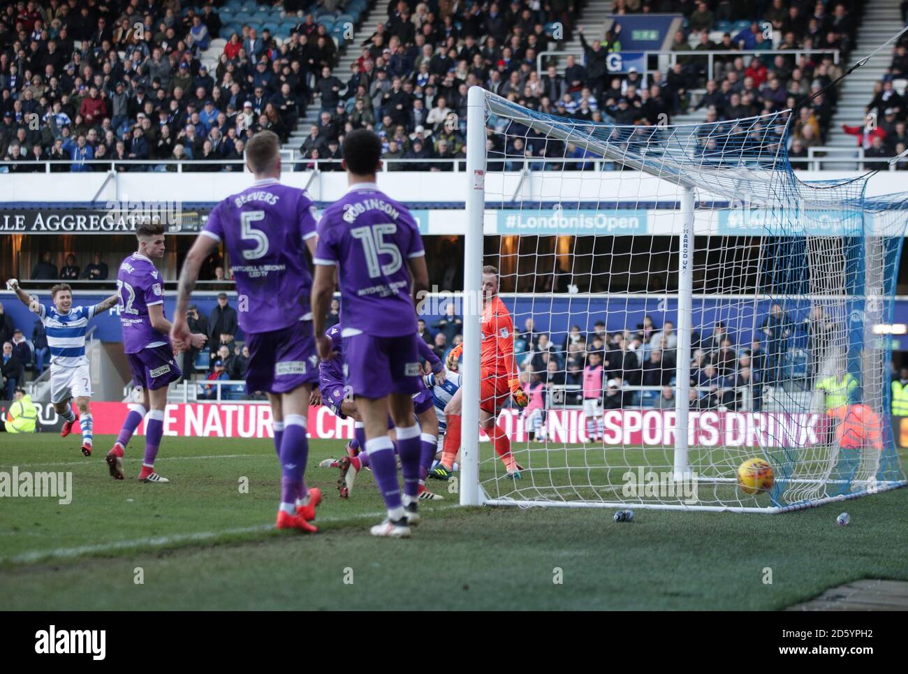 Il secondo goal è stato assegnato a Matt Smith (oscurato), dei Queens Park Rangers Contro Bolton Wanderers Foto Stock