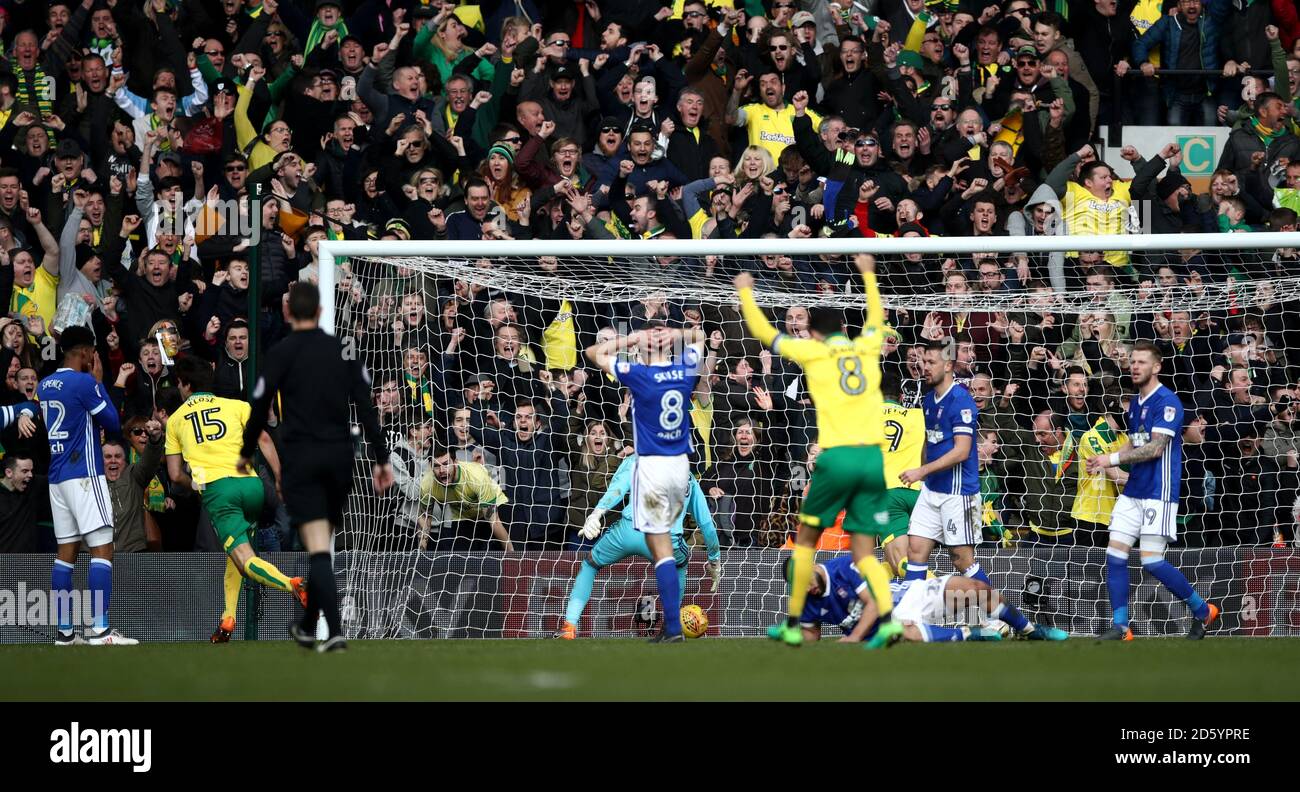 Il Timm Klose di Norwich City (a sinistra) celebra il primo obiettivo del suo lato del gioco nei secondi morenti del gioco Foto Stock