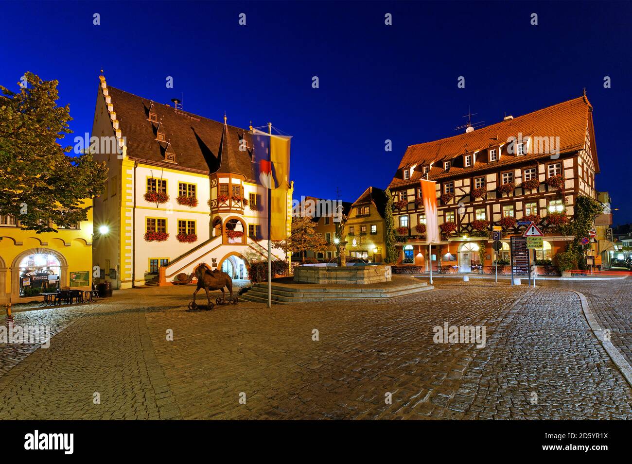 Germania, Volkach, municipio sulla piazza del mercato di notte Foto Stock