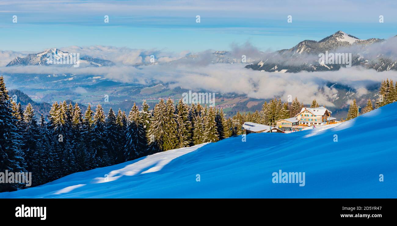 Germania, Baviera, vista panoramica della stazione di Soellereck con Illertal e Gruenten in inverno Foto Stock