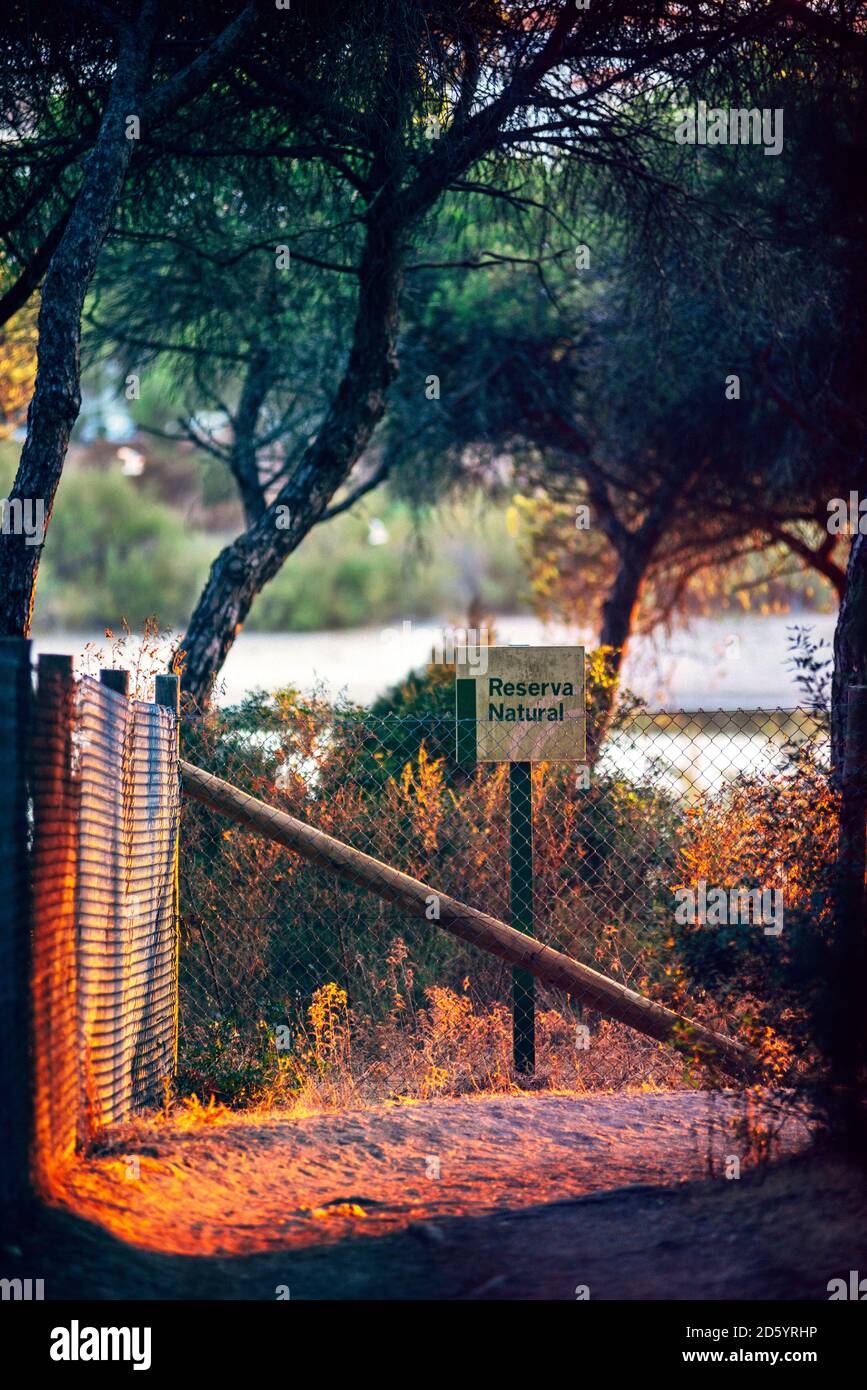 Spagna, Andalusia, Huelva, recinzione e firmare presso il parco di natura Foto Stock
