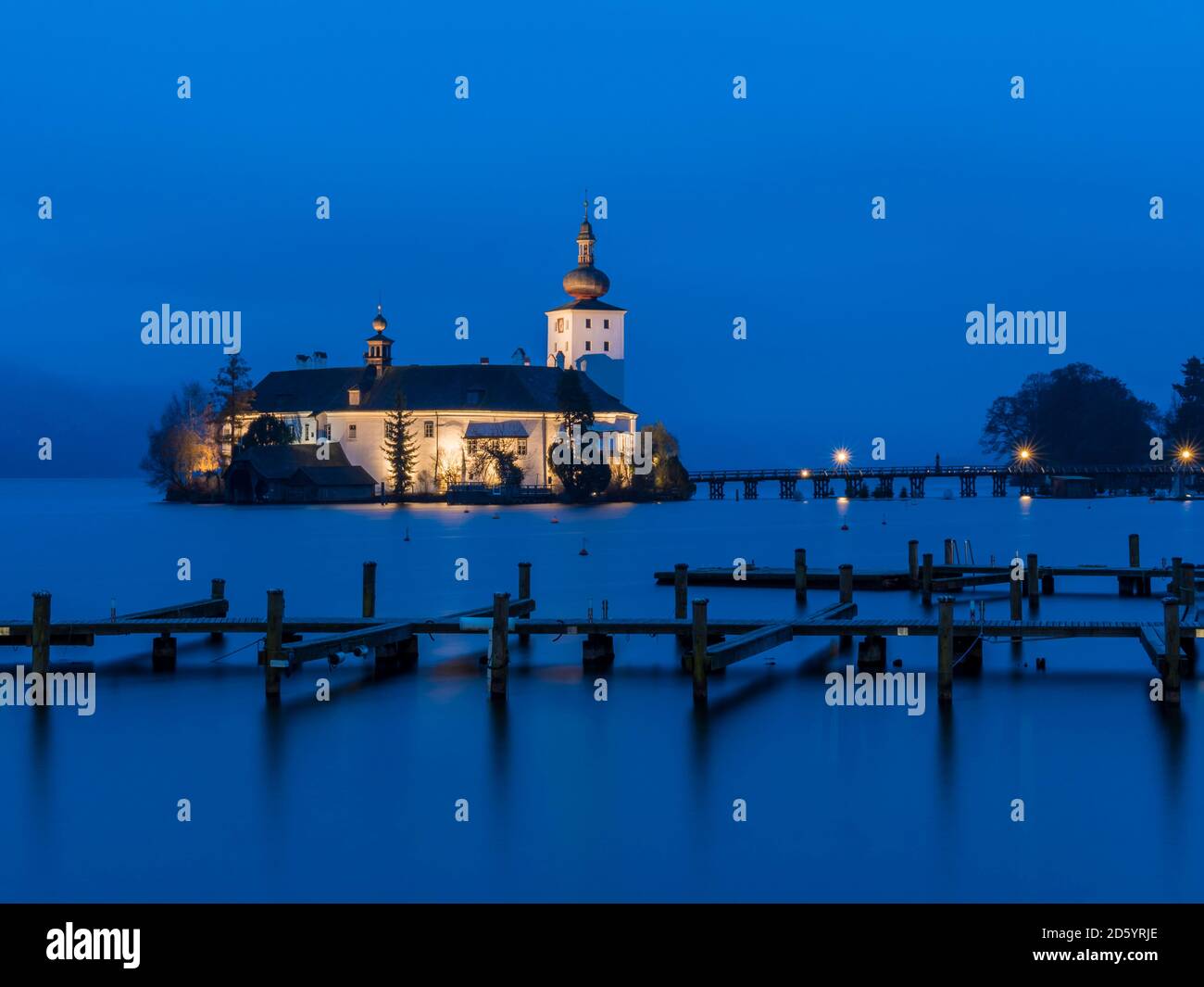 Austria, Salzkammergut, Gmunden, Ort Castello di Traunsee di notte Foto Stock