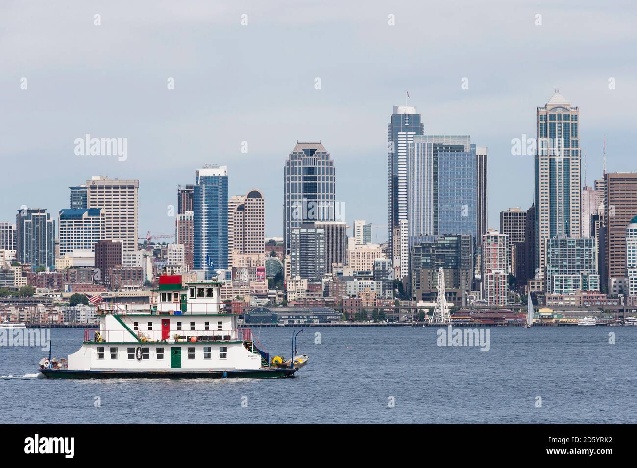 USA, Washington state, Puget Sound e skyline di Seattle con la casa galleggiante Annabelle Tacoma Foto Stock