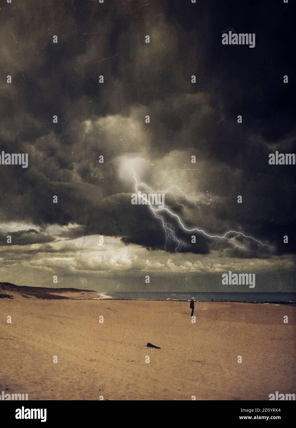 Francia, Contis-Plage, uomo in piedi alla spiaggia, tempesta e fulmini, manipolato digitalmente Foto Stock