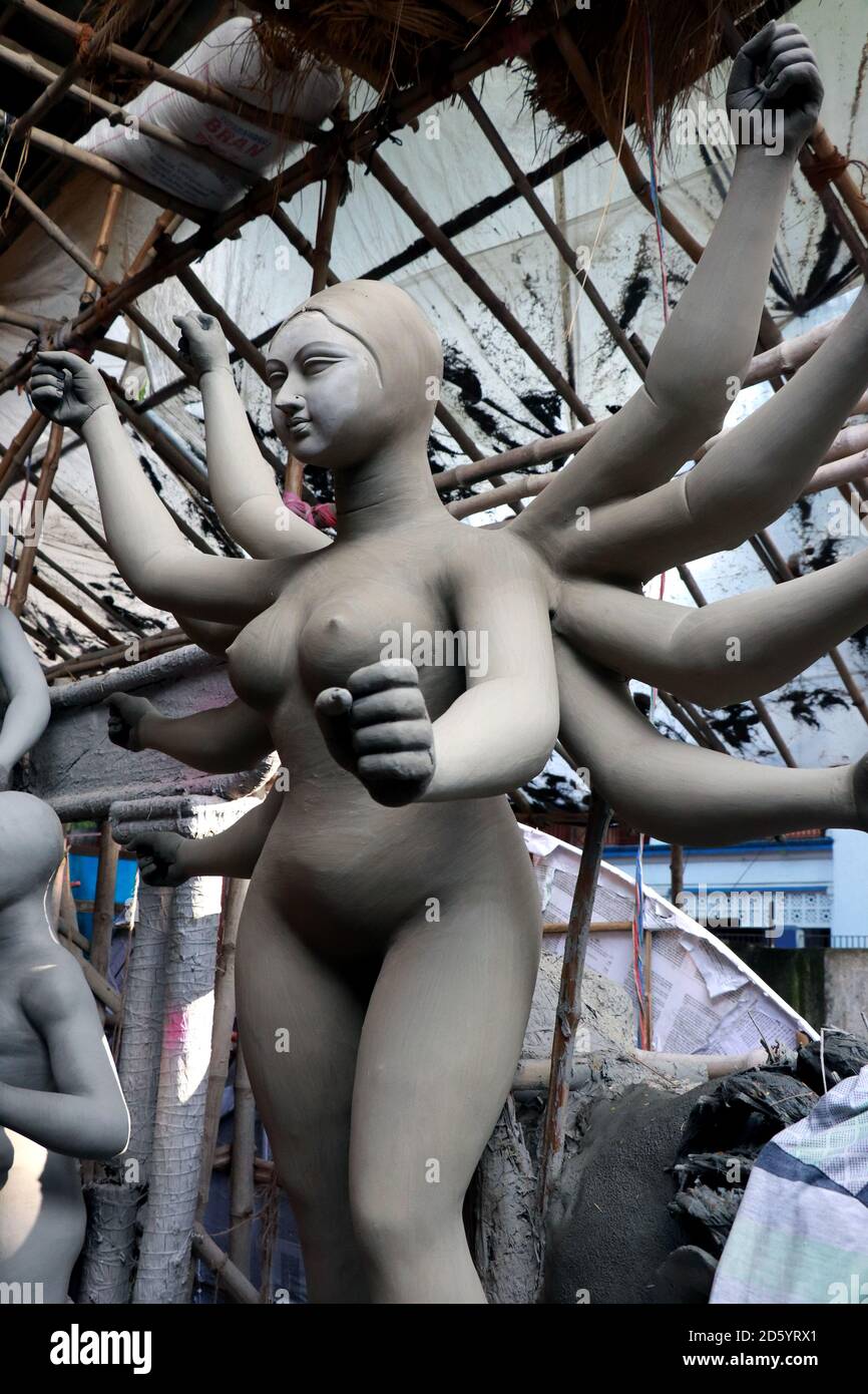 Kolkata nel Bengala Occidentale, India il 23 agosto 2019: Idolo di argilla della Dea Indù Durga durante i preparativi per il festival Durga Puja del Bengala a Kumartuli Foto Stock