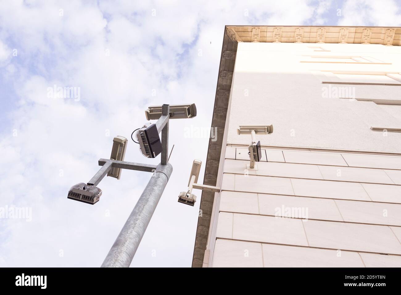 Germania, Berlino, BND nuovo edificio del tedesco agenzia di intelligence, telecamere di sorveglianza Foto Stock