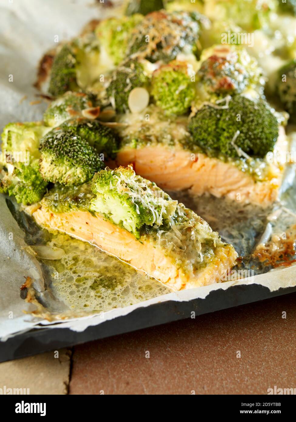 Il salmone selvatico con broccoli e pesto gratinato con parmigiano e mozzarella Foto Stock