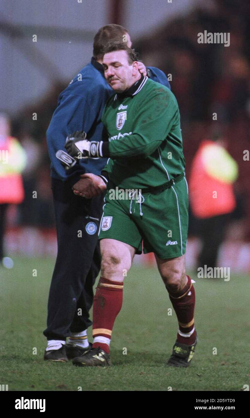 Il Neville Southall (r) di Bradford City è consolato da Leeds United Allenatore Eddie Grey (l) mentre cammina fuori dal campo Foto Stock