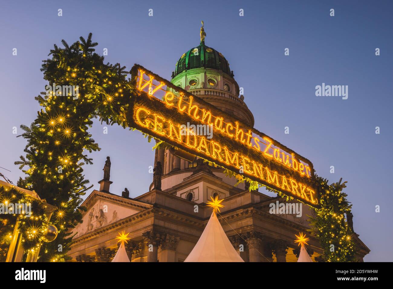 Germania, Berlino, mercatino di Natale a Gendarmenmarkt, Cattedrale francese in background Foto Stock