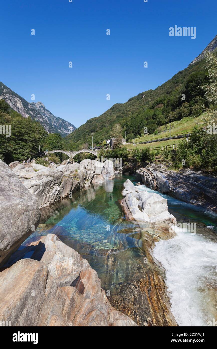 La Svizzera, Ticino, in Val Verzasca, fiume Verzasca, Lavertezzo, Ponte dei Salti bridge Foto Stock