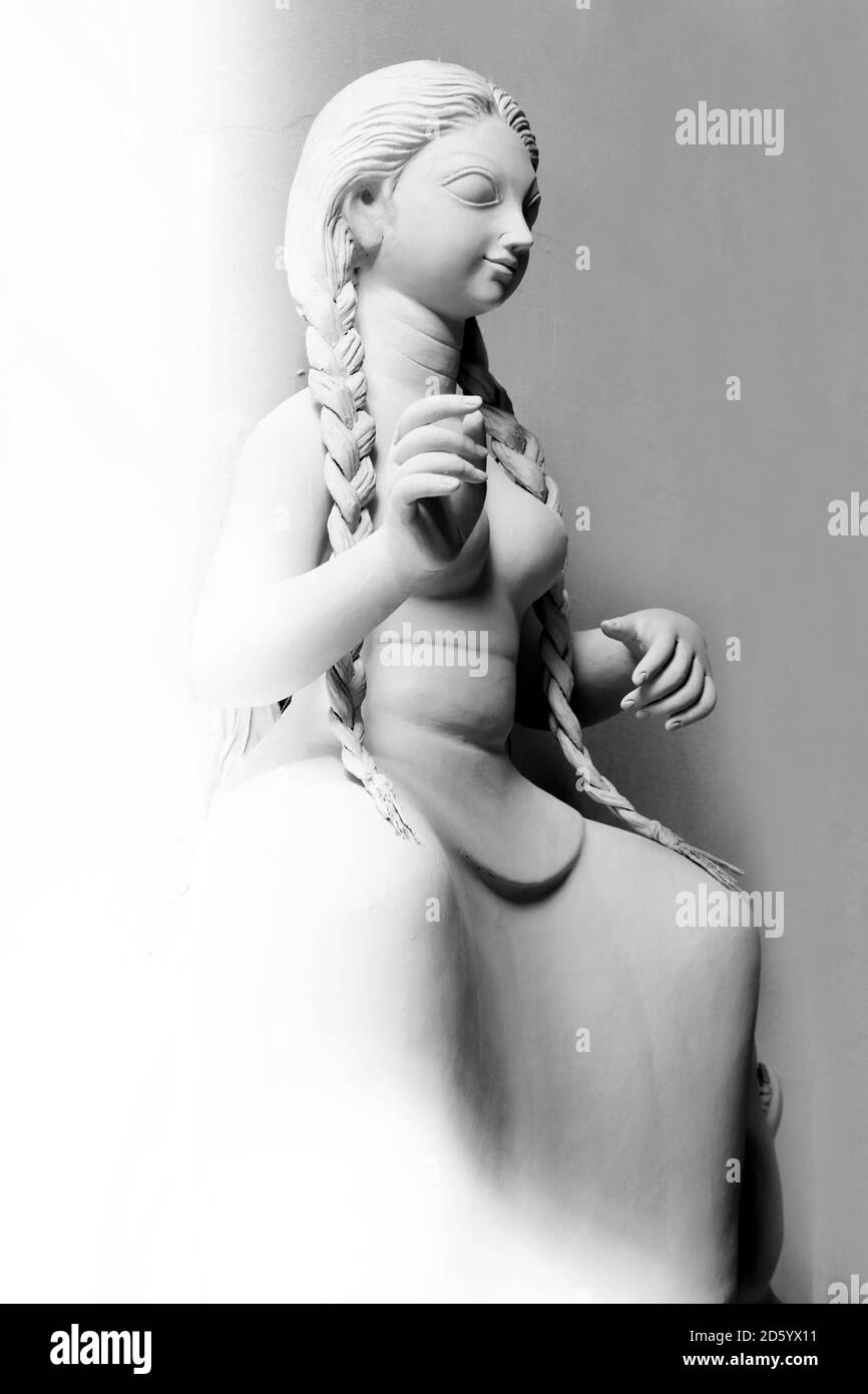 Ritratto di Maa Saraswati. Idolo di argilla della Dea Indù Saraswati durante i preparativi per il festival Durga Puja del Bengala a Kolkata. Foto Stock