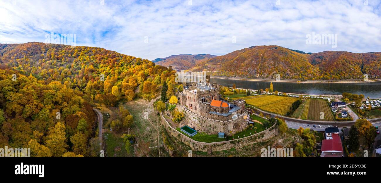 In Germania, in Renania Palatinato, Trechtingshausen, vista del Castello Reichenstein in autunno Foto Stock