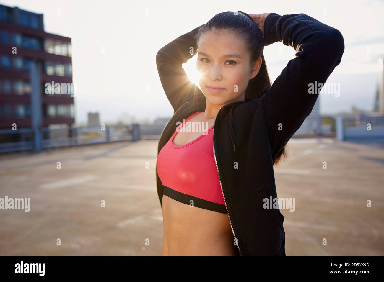 Ritratto di giovane donna asiatica di sportive facendo esercizi di stretching Foto Stock