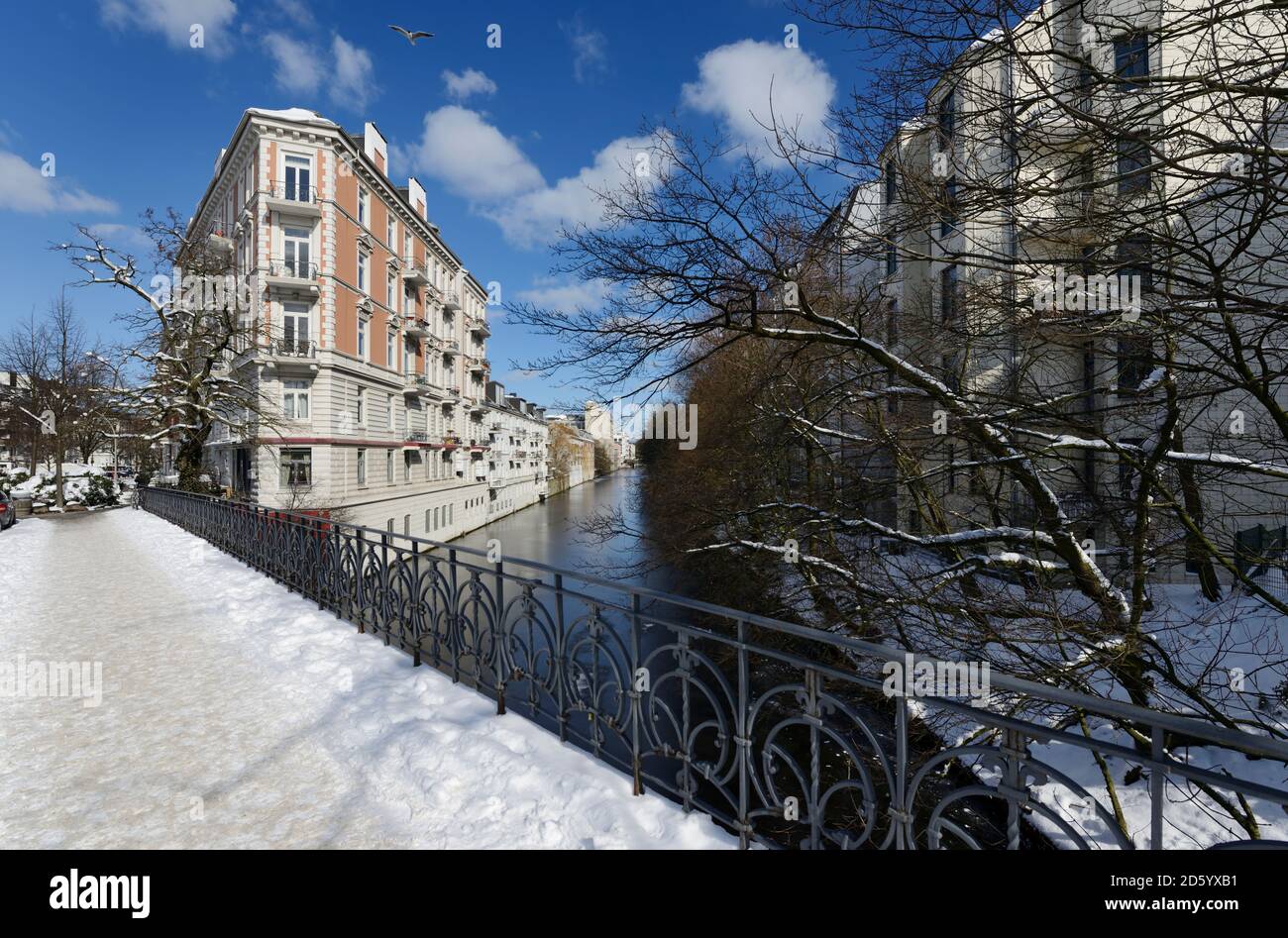 Germania, Amburgo, Hamburg-Hoheluft Oriente, vecchi edifici da Gruenderzeit a Isebak Canal Foto Stock