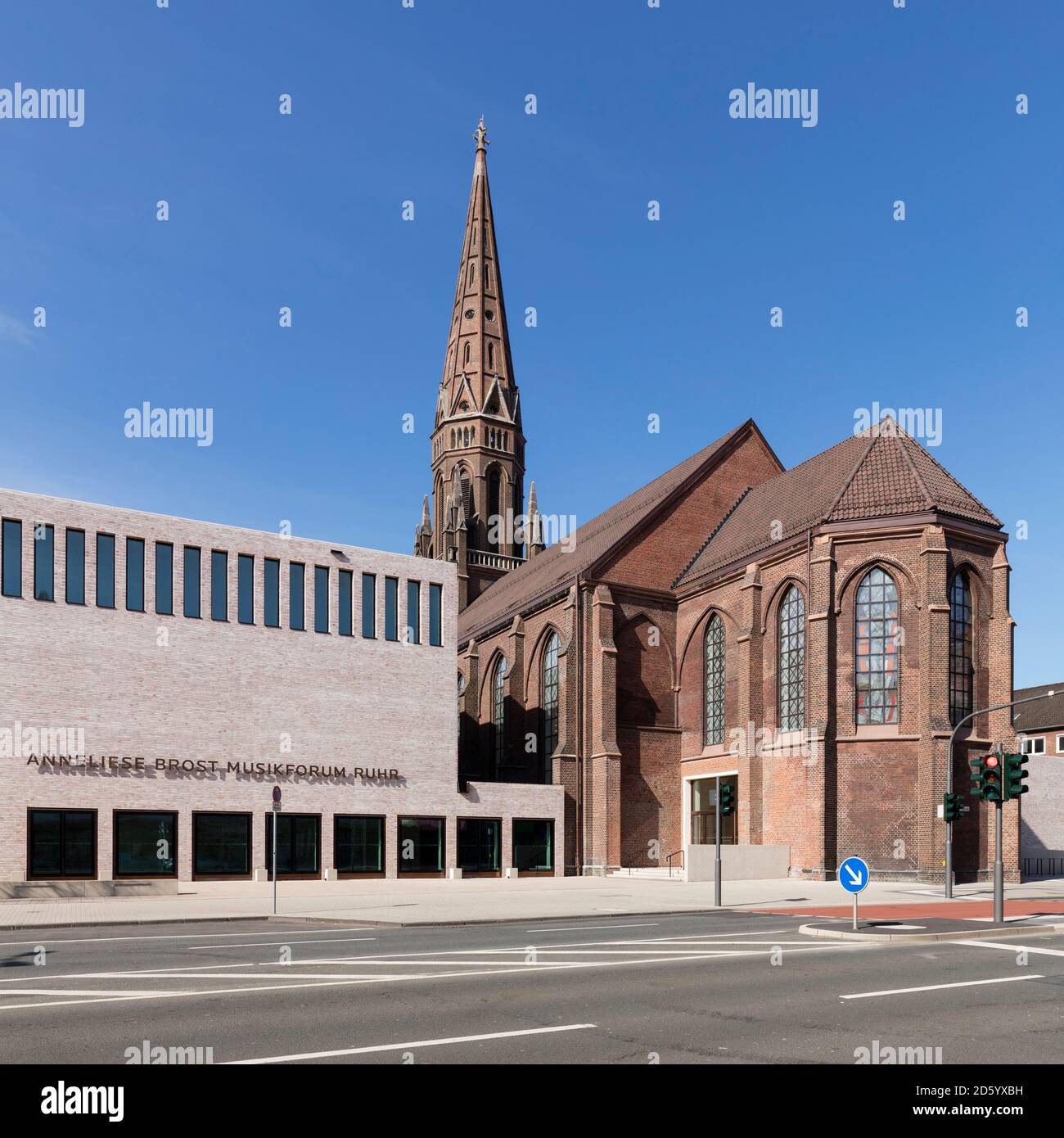 Germania, Bochum, vista sul Bros Anneliese Musikforum Ruhr e la Chiesa di Santa Maria Foto Stock