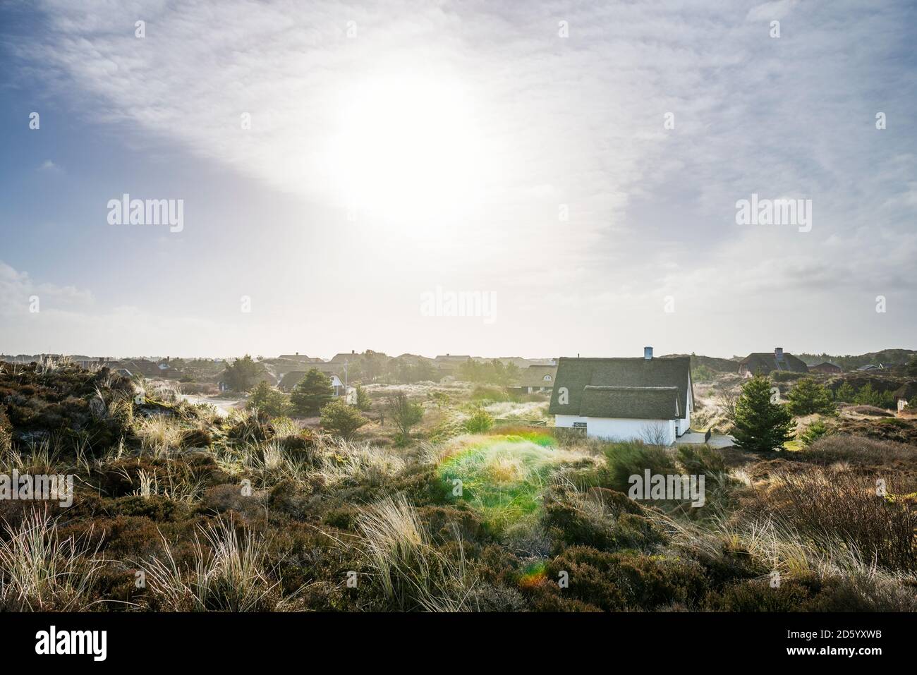 Danimarca, Henne Strand, Casa nelle dune di erba Foto Stock