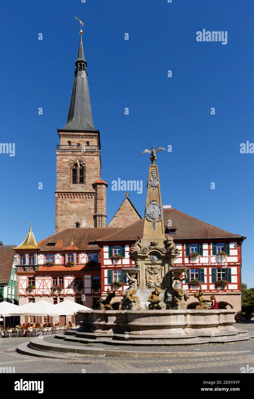 Germania, Baviera, Franconia, Schwabach, chiesa, municipio e fontana a Koenigsplatz Foto Stock