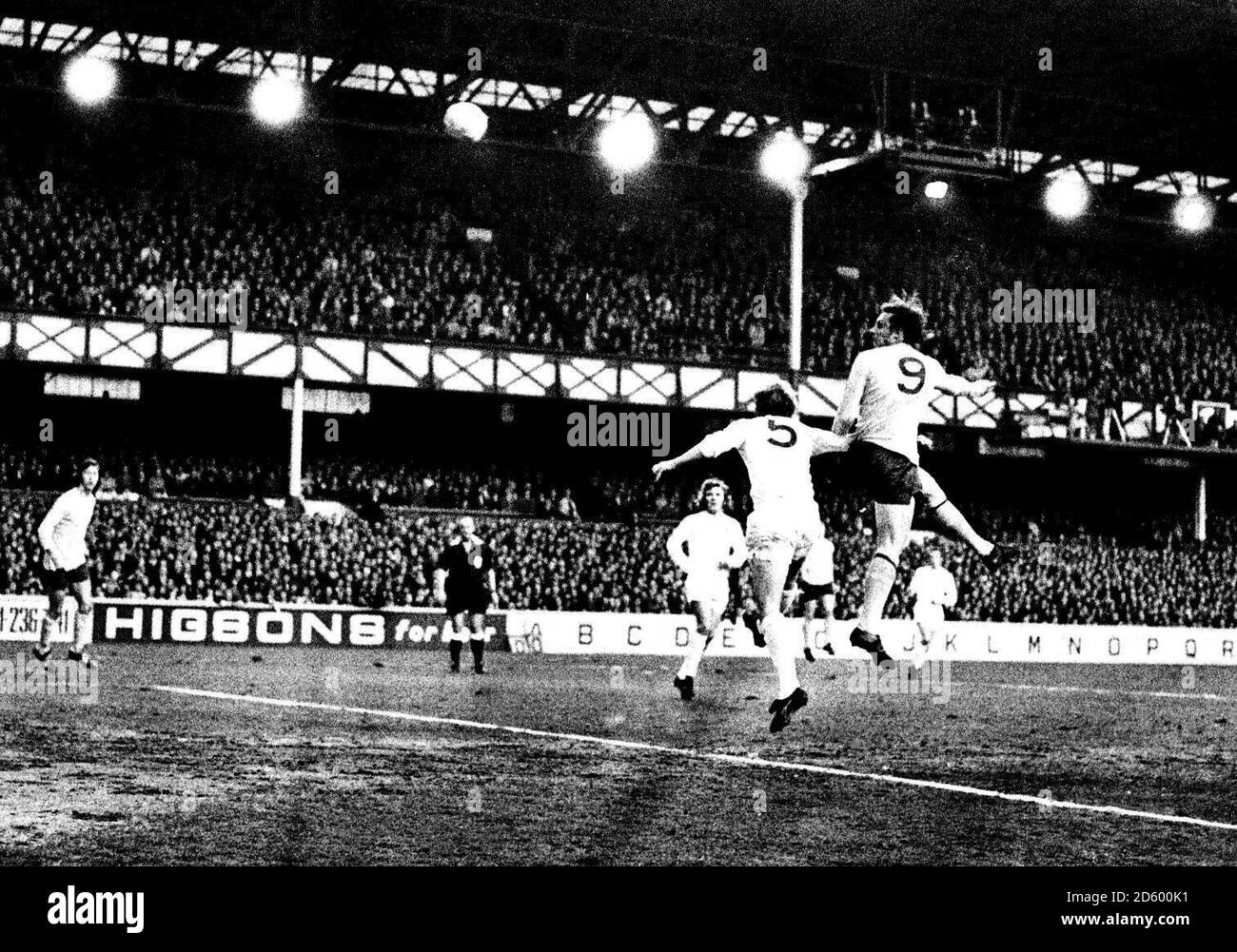 Arsenal's John Radford (r) salti di Stoke City's Dennis Smith (l) Foto Stock