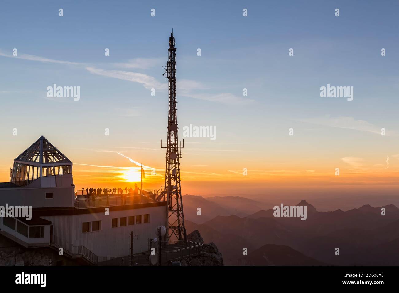 Austria, Germania, Baviera, Zugspitze, stazione di montagna, piattaforma di osservazione, albero aereo al tramonto Foto Stock