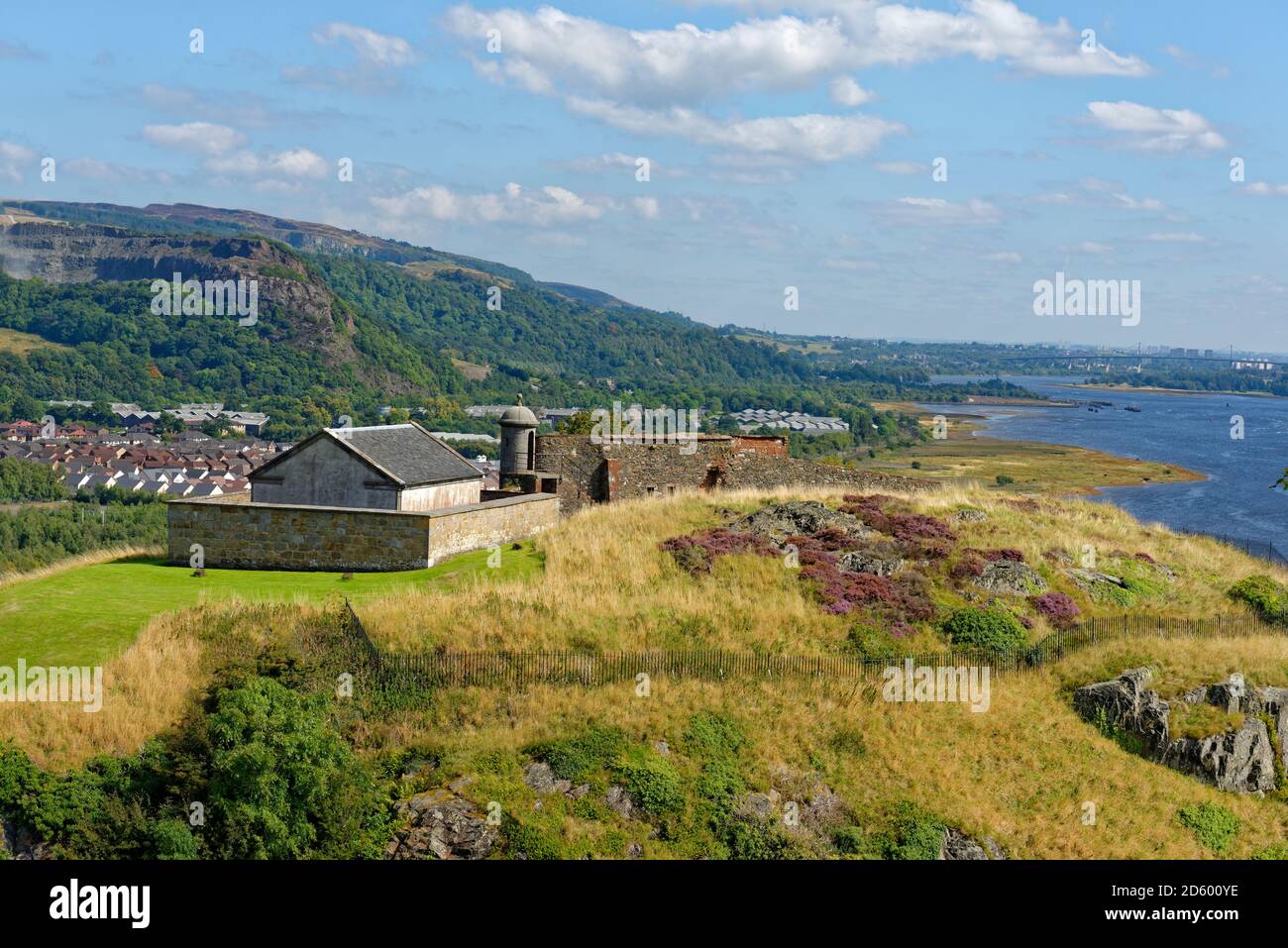 Regno Unito, Scozia, West Dunbartonshire, Dumbarton, Dumbarton Castle, Firth of Clyde at River Mouth Leven Foto Stock