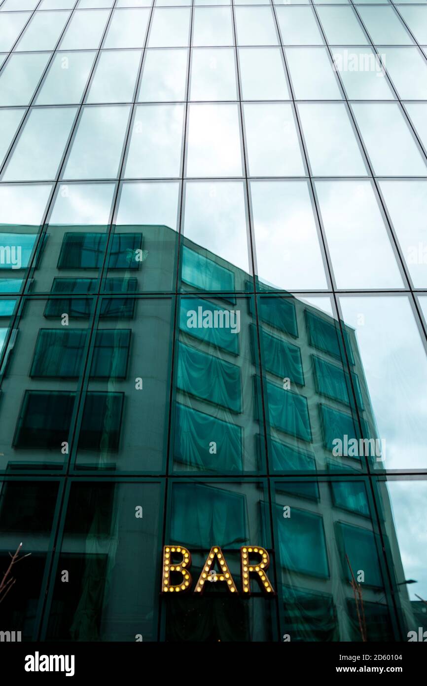 Svizzera, Zurigo, facciata in vetro della prime Tower con cartello bar Foto Stock