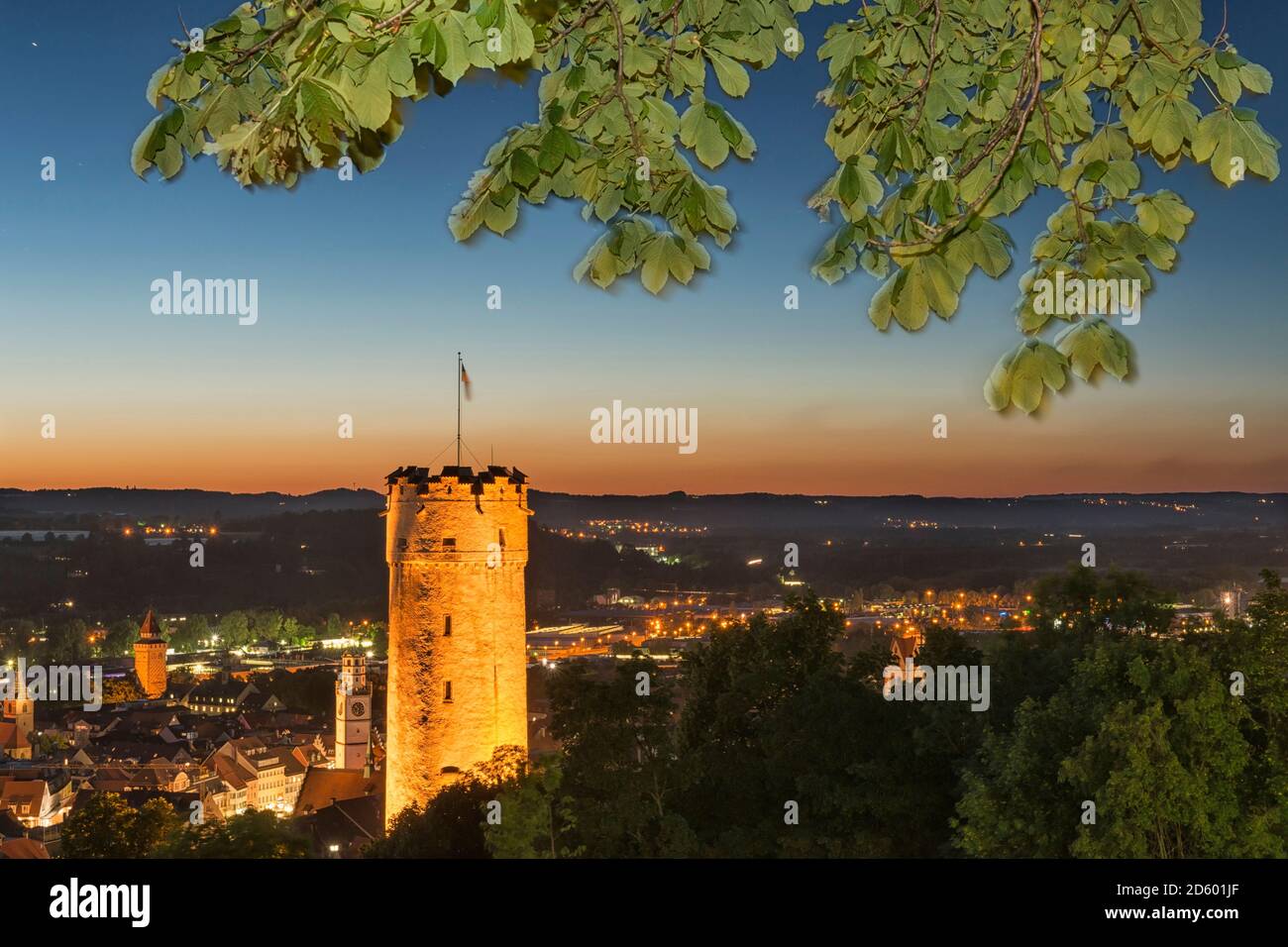 Germania Baden-Wuerttemberg, Ravensburg, della torre del Comune e Mehlsack Blaserturm di notte Foto Stock