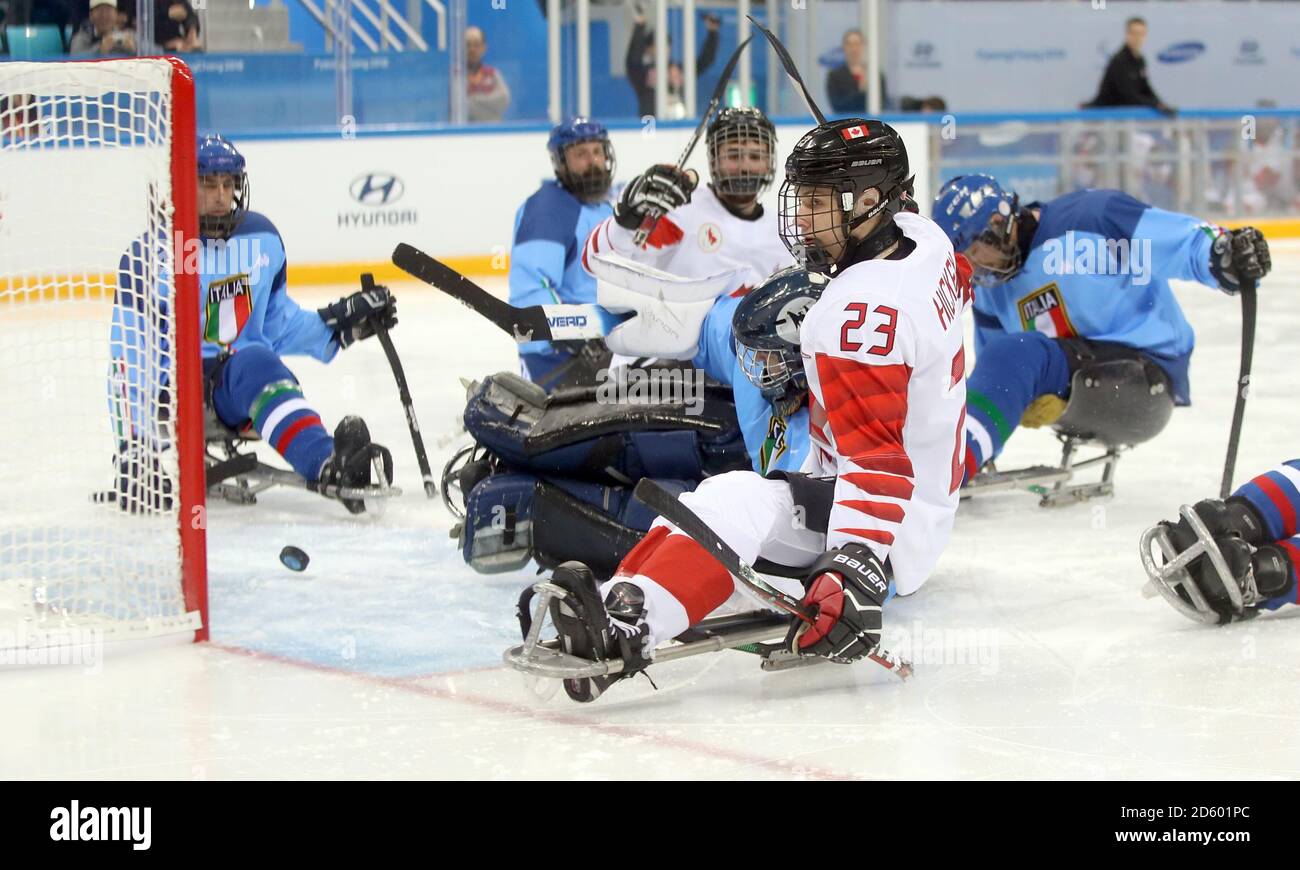 Il canadese Liam Hickey segna un gol durante il Mixed Ice Partita di hockey durante il secondo giorno del PyeongChang 2018 Winter Paralimpici in Corea del Sud Foto Stock