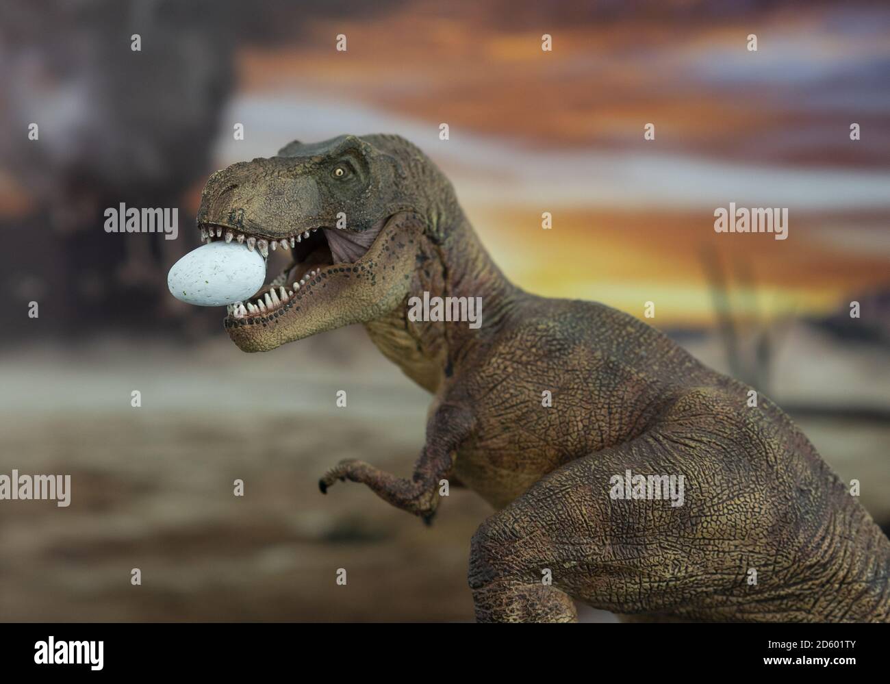 Madre tirannosauro rex con uovo di tirannosauro bambino in bocca con terra giurassica sullo sfondo. Foto Stock