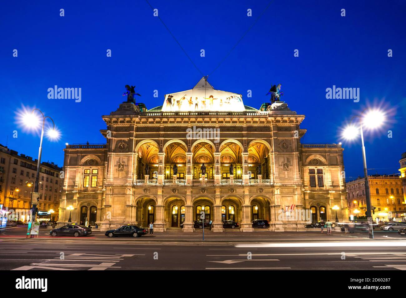 Austria, Vienna, teatro dell'opera all'ora blu Foto Stock