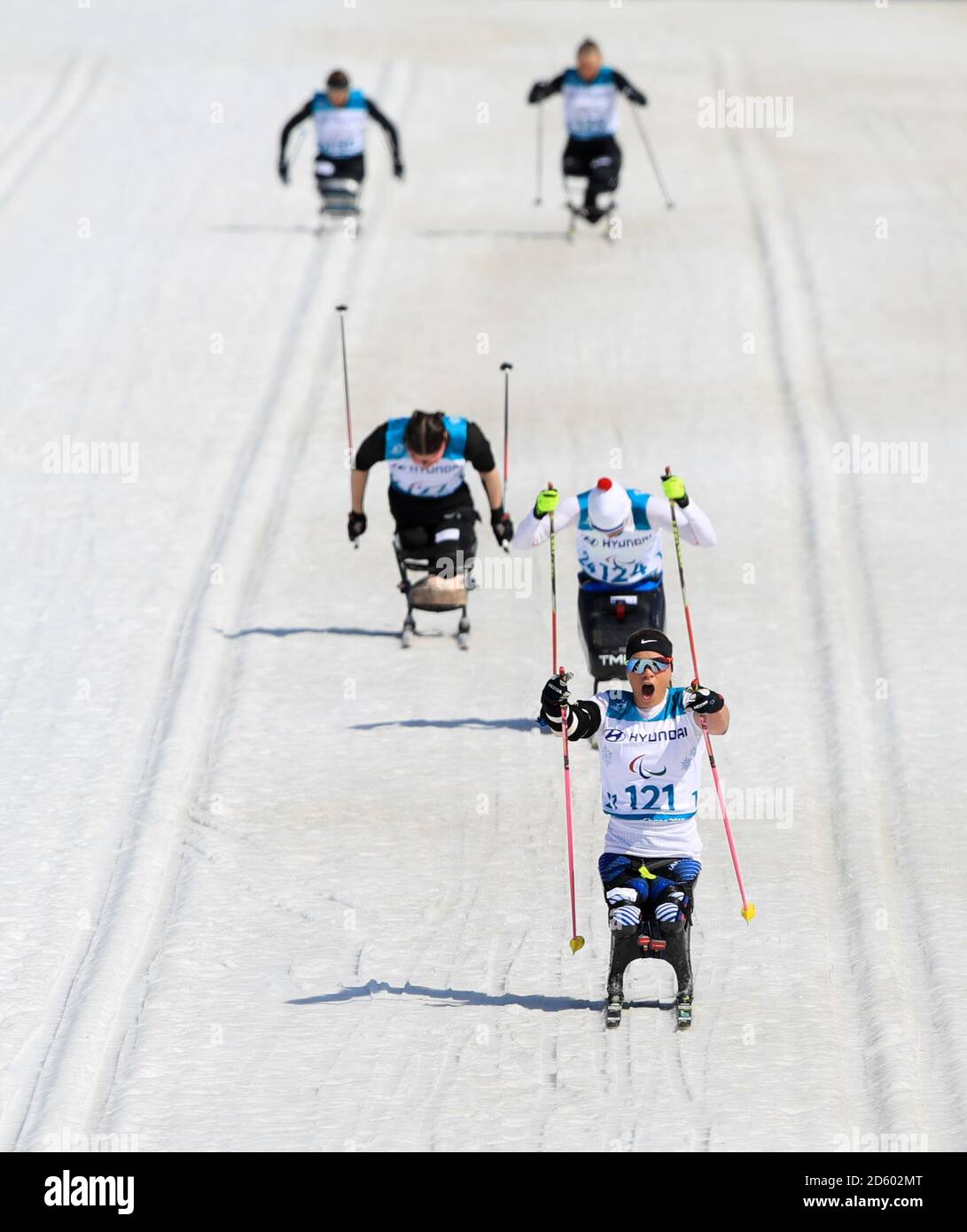 Gli Stati Uniti Oksana Masters festeggiano la vittoria della Sprint femminile di 1.1km, seduto sci di fondo presso l'Alpensia Biathlon Center durante il quinto giorno del PyeongChang 2018 Winter Paralympics in Corea del Sud Foto Stock