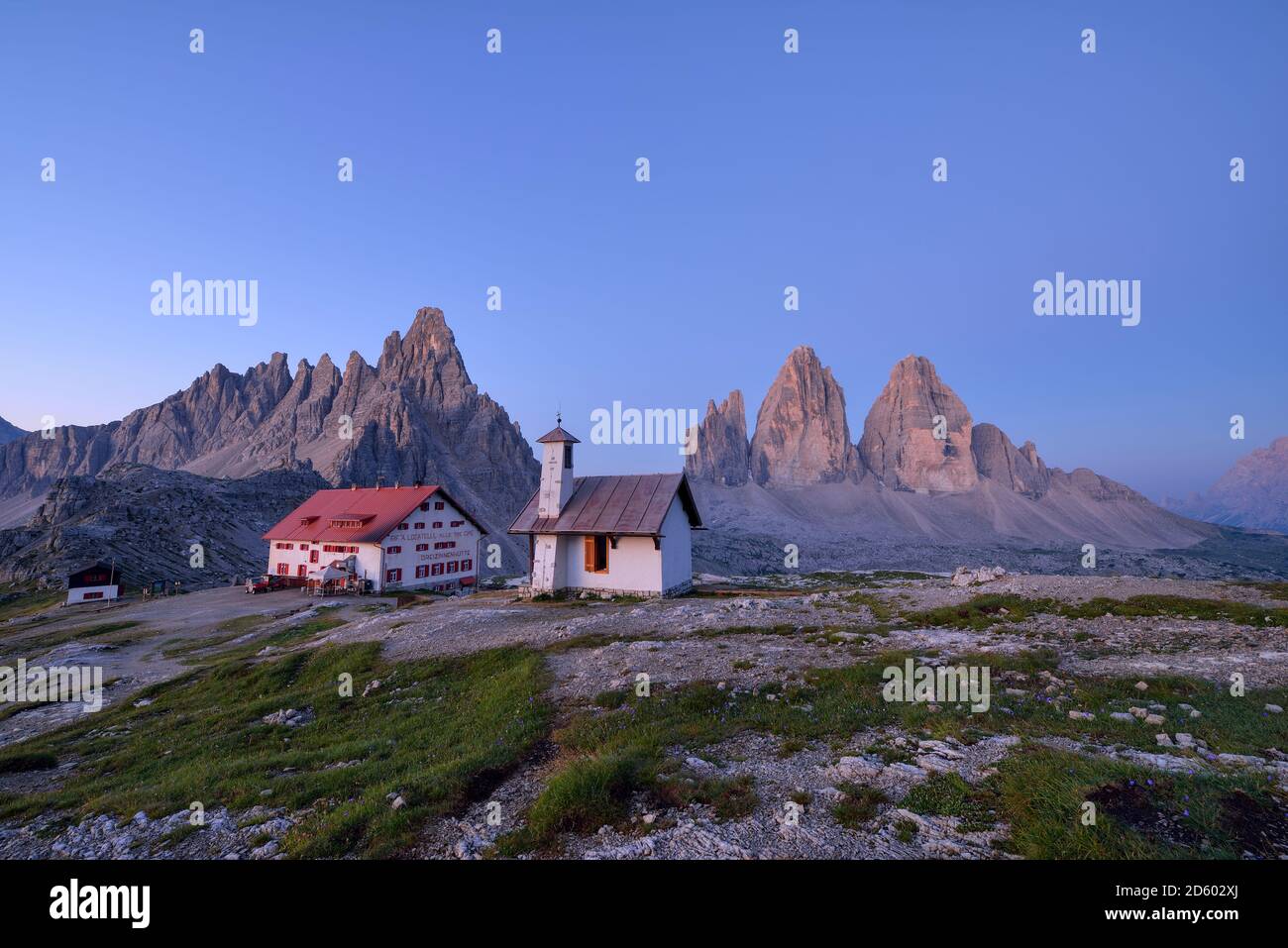 Cappella e Refugio Antonio Locatelli con le famose tre Cime di Lavaredo e il Monte Paterno vicino all'alba, Trentino-Alto Adige, Italia Foto Stock