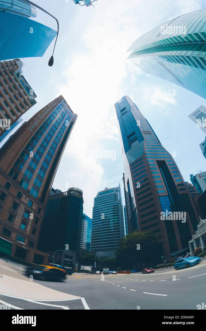 Singapore, Downtown, su strada e per edifici ad alta, fish-eye Foto Stock