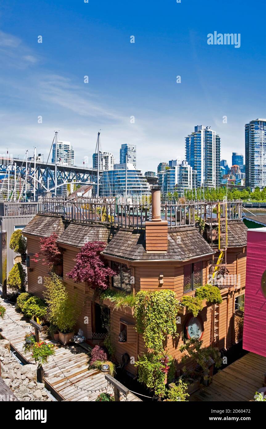 Canada, British Columbia, Vancouver, Vista da Granville Island, Casa galleggiante in primo piano Foto Stock