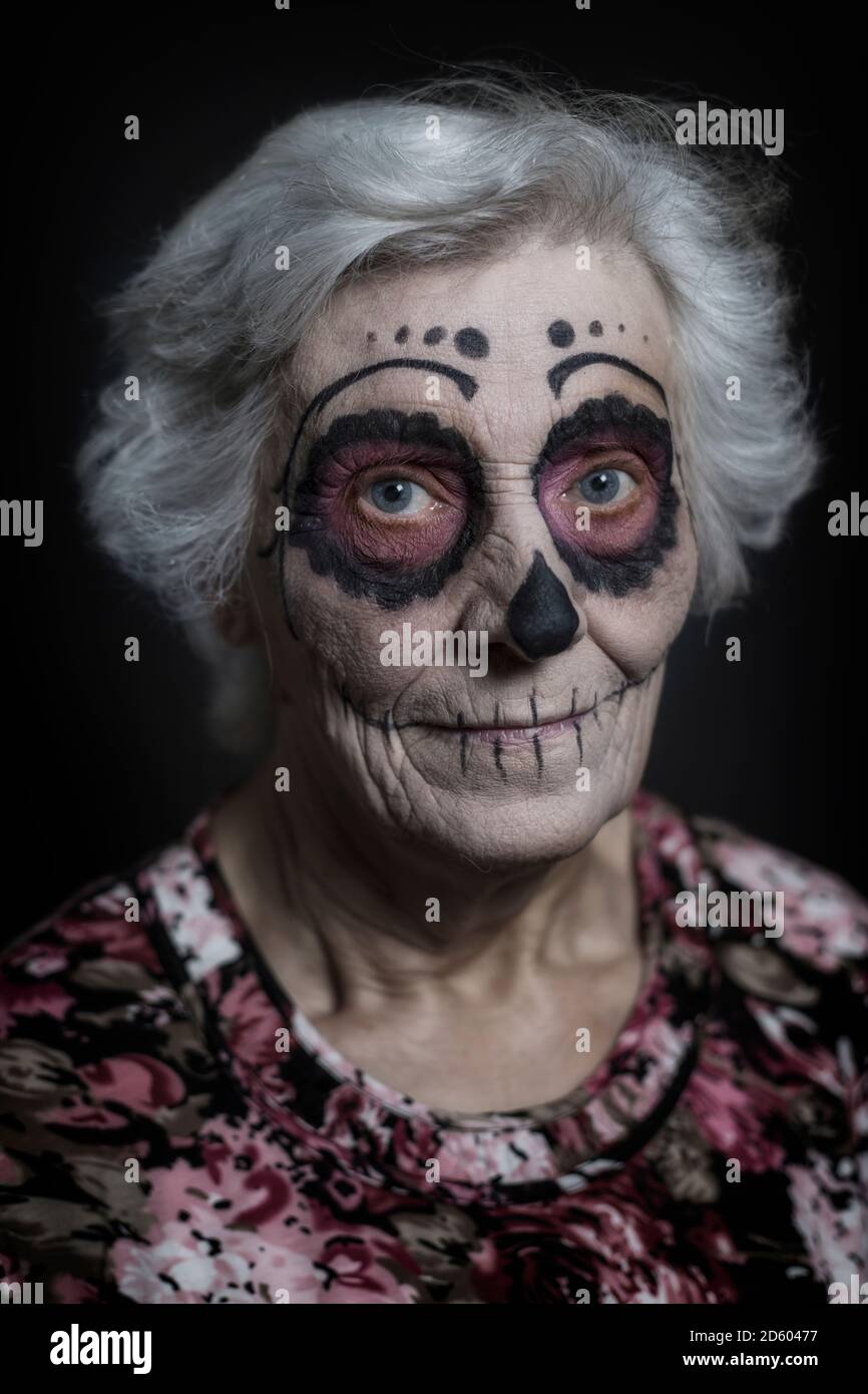 Ritratto di donna senior con teschio di zucchero per il make-up Foto Stock