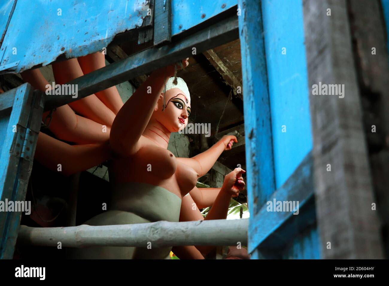 Kolkata nel Bengala Occidentale, India il 23 agosto 2019: Idolo di argilla della Dea Indù Durga durante i preparativi per il festival Durga Puja del Bengala a Kumartuli Foto Stock