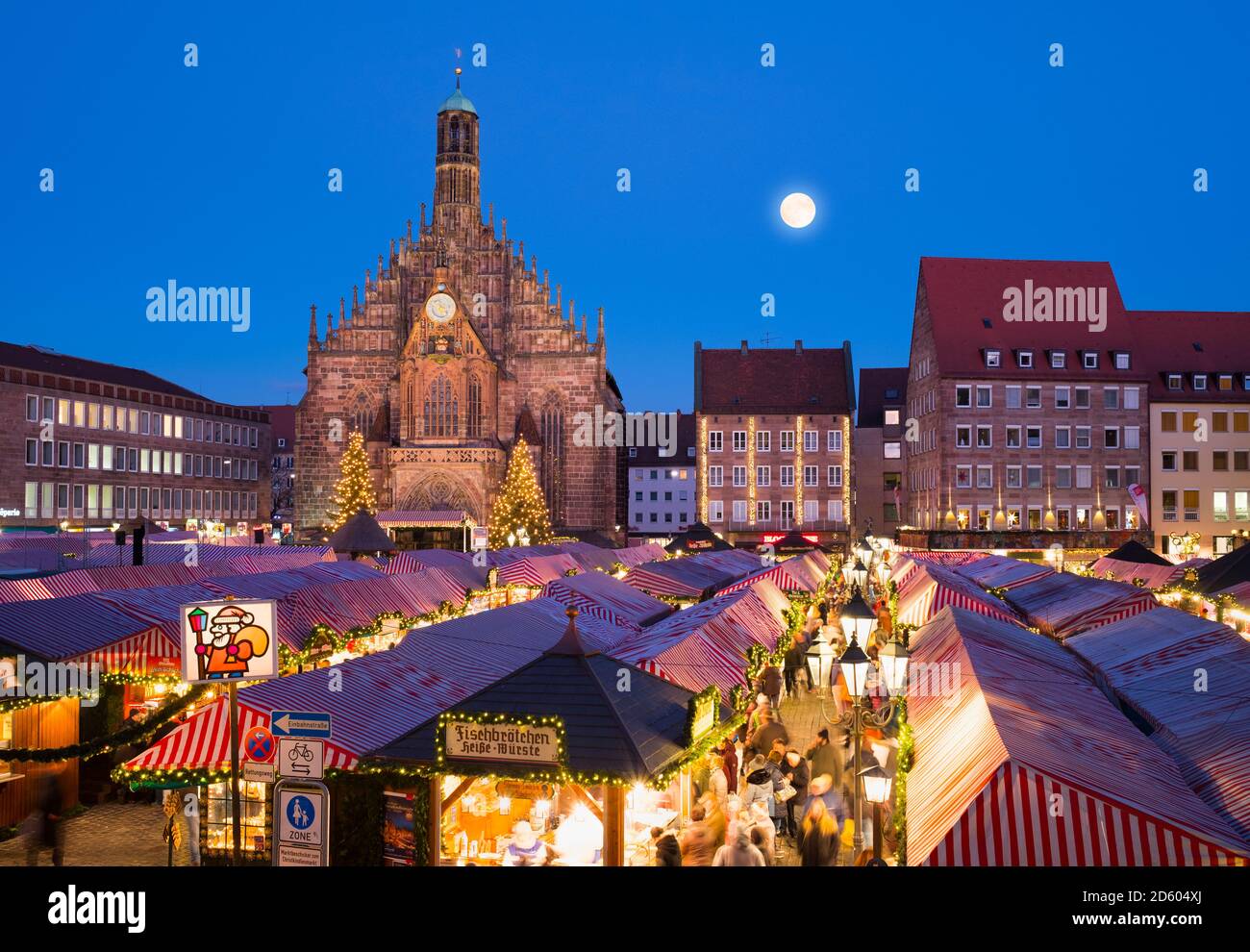 Germania, Norimberga, vista sulla Chiesa di nostra Signora e Christkindlmarkt Foto Stock