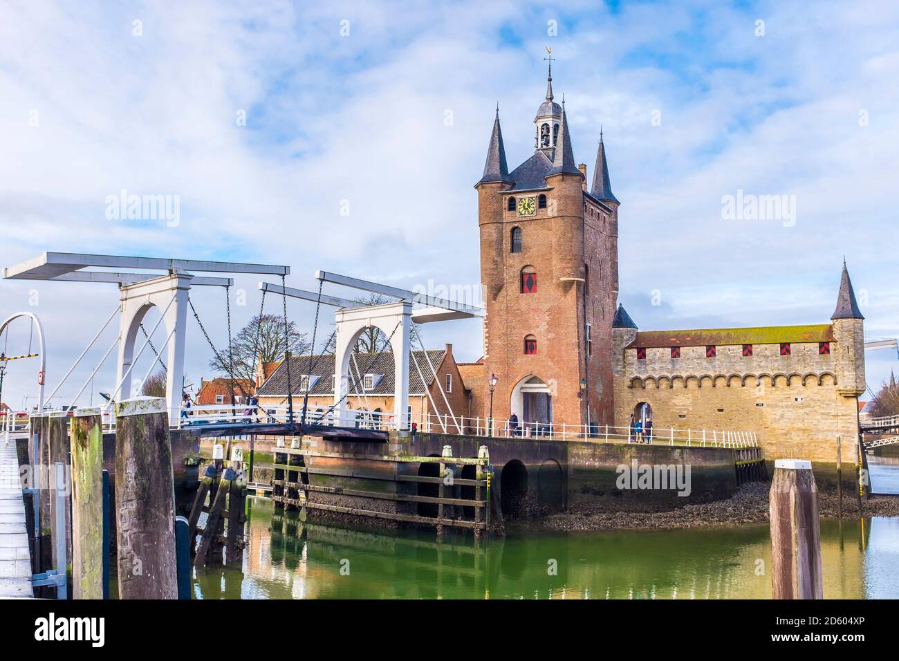 Paesi Bassi, Zeeland, Schouwen-Duiveland, Zierikzee, Zuidhavenpoort, Oude Haven, porta della città e ponte Foto Stock