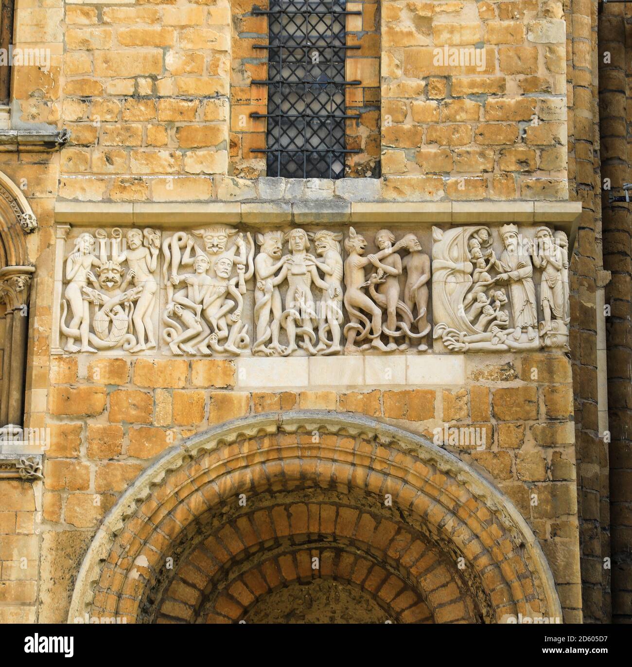 Un fregio in pietra ornato intagliato alla Cattedrale di Lincoln, Città di Lincoln, Lincolnshire, Inghilterra, Regno Unito Foto Stock