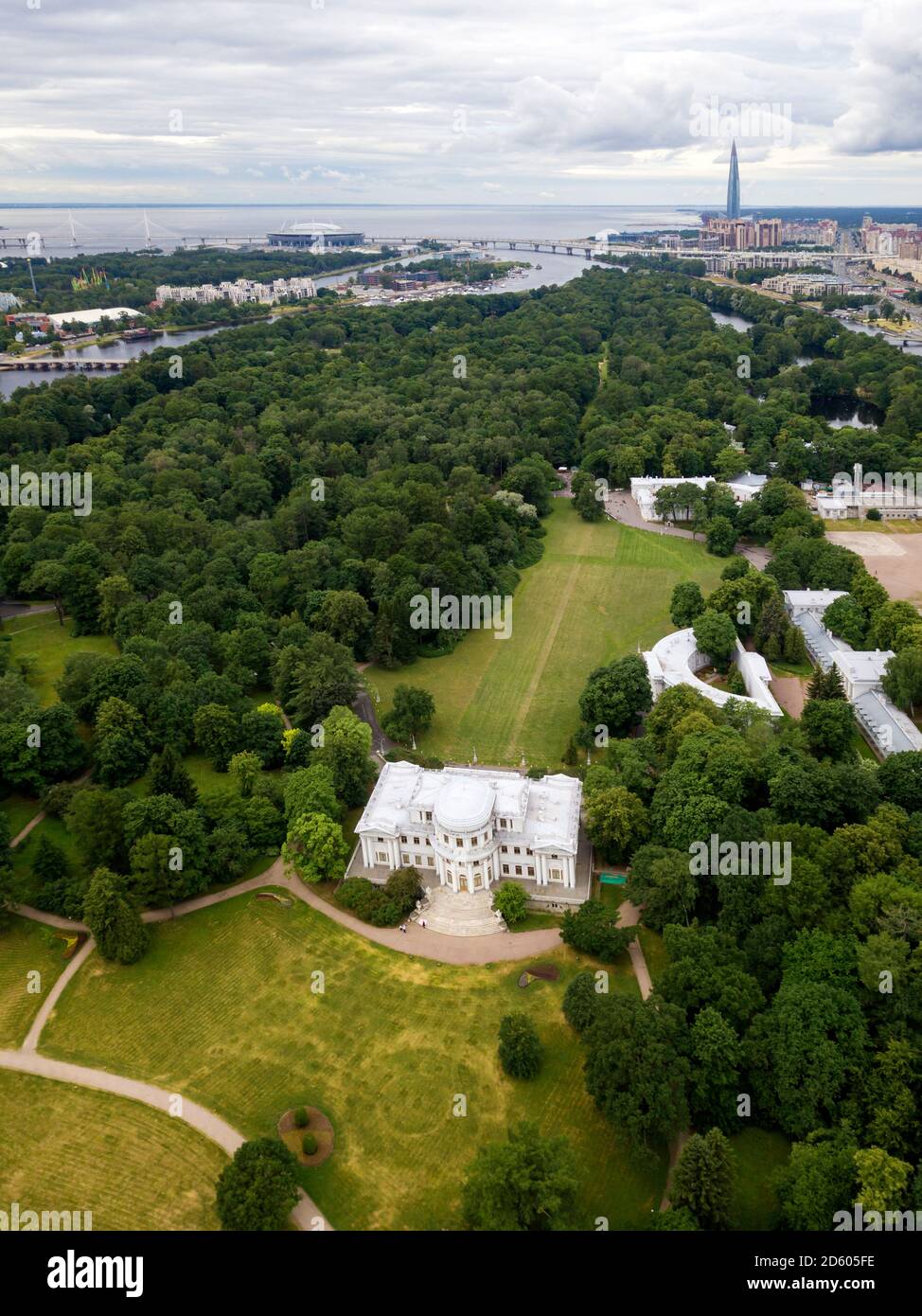 Vista aerea del Palazzo di Yellagin, del fiume Big Nevka, dell'Isola di Elagin, di San Pietroburgo, della Russia Foto Stock