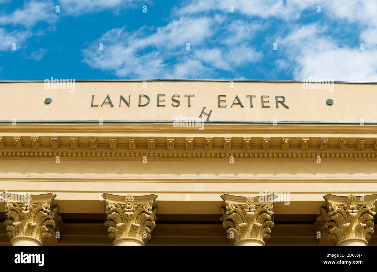 Austria, Innsbruck, caduta di lettera sulla facciata del teatro di stato Foto Stock