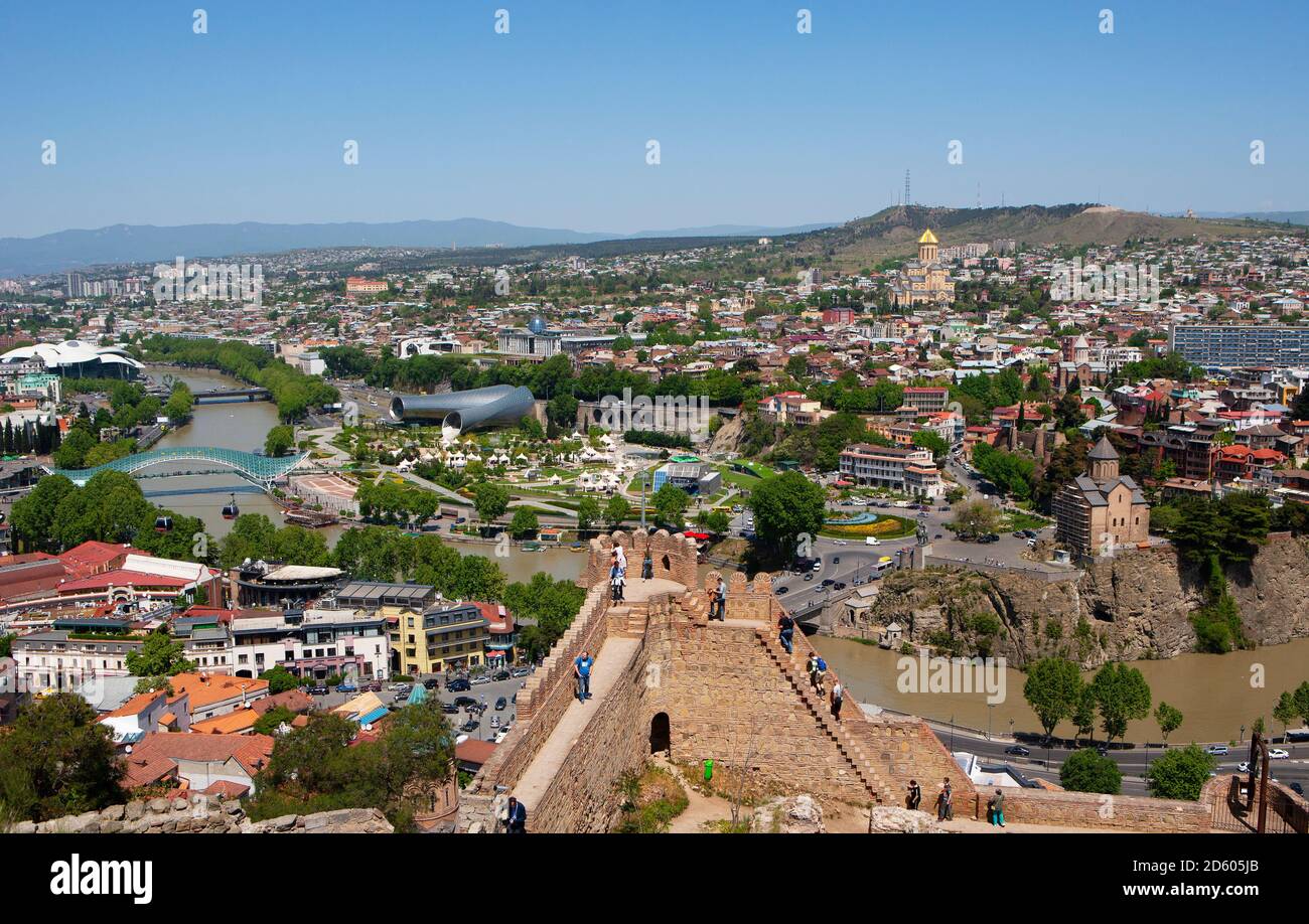 Georgia, Tbilisi, Vista dalla Fortezza di Narikala sul fiume Kura Foto Stock