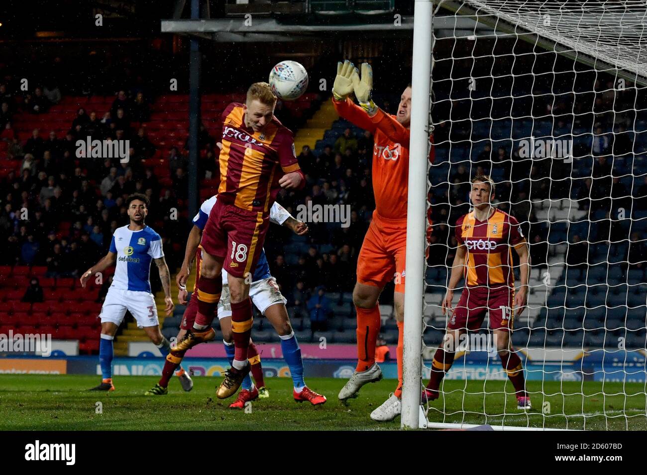 Il Callum Guy di Bradford City libera la palla Foto Stock