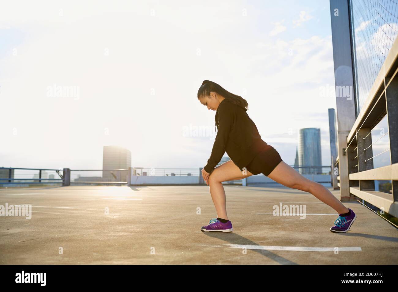 Giovani femmine Asian sportive facendo esercizi di stretching Foto Stock