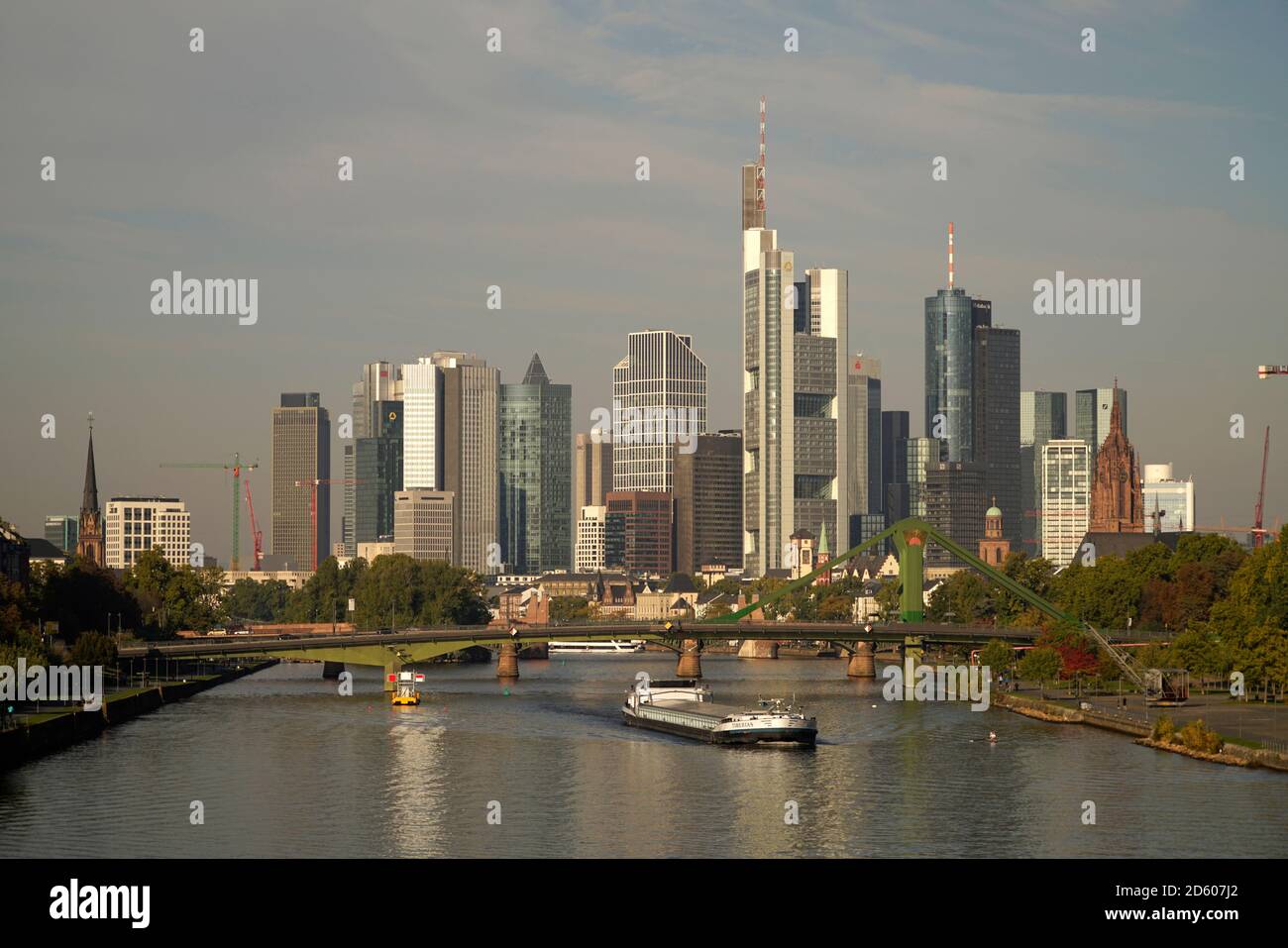 Germania, Francoforte, il quartiere finanziario e il fiume principale Foto Stock