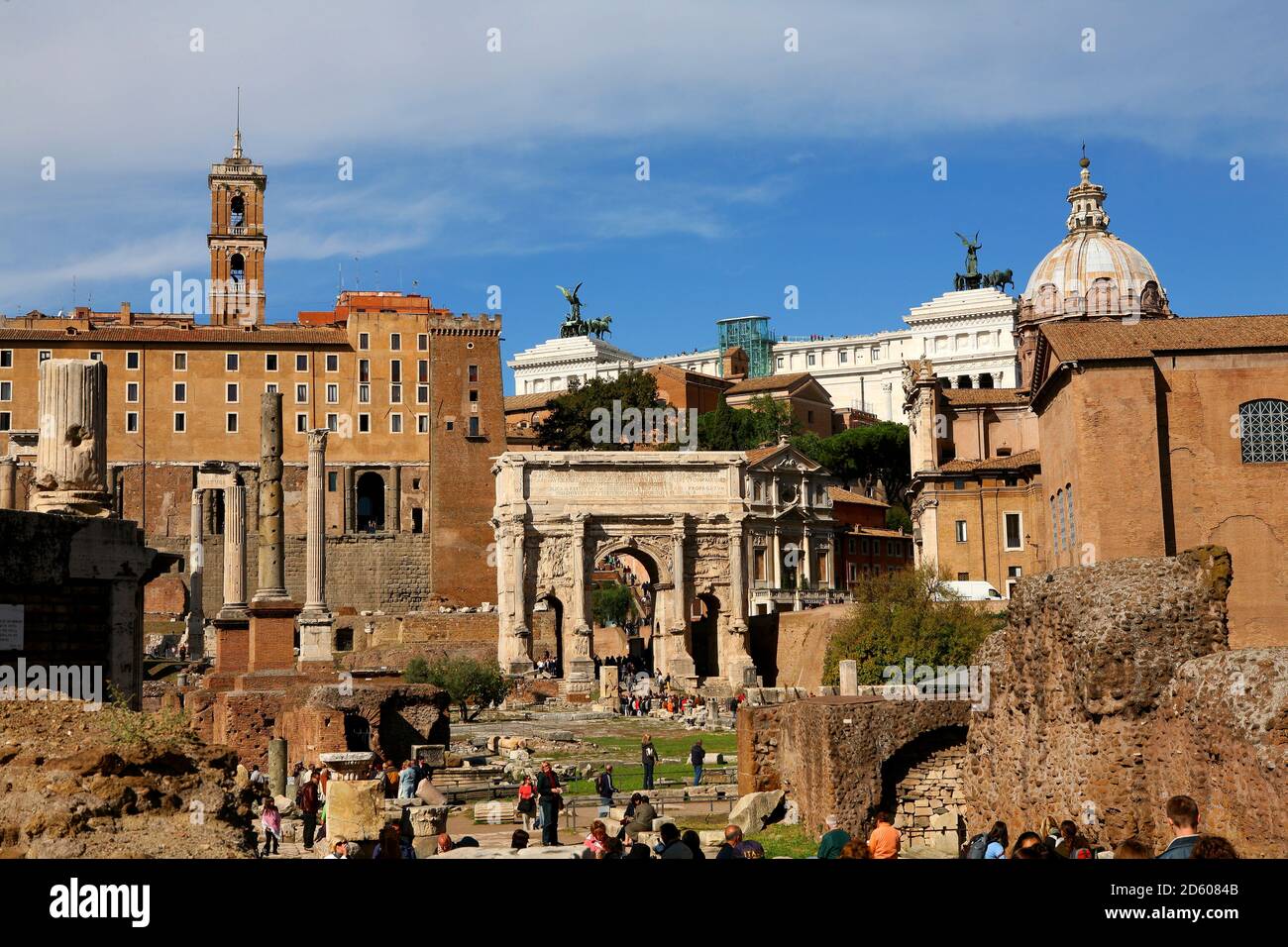 Italia, Roma, il Tempio di Vespasiano e Tito e la chiesa dei Santi Luca e Martina al Forum Romanum Foto Stock