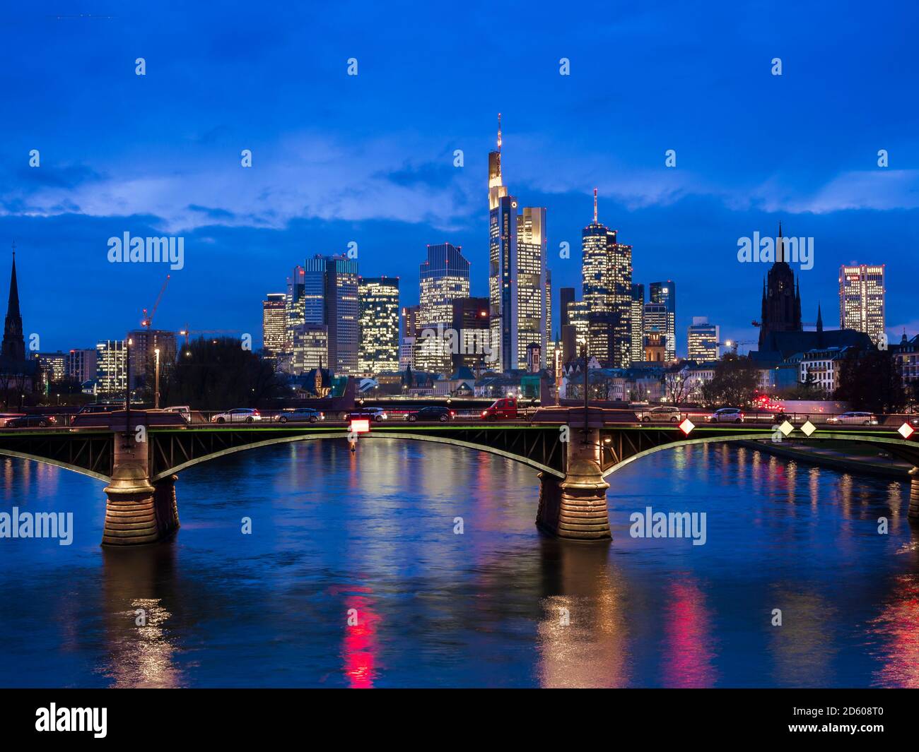 Germania, Francoforte, fiume Main con Ignatz Bubis Bridge, skyline del quartiere finanial in background Foto Stock