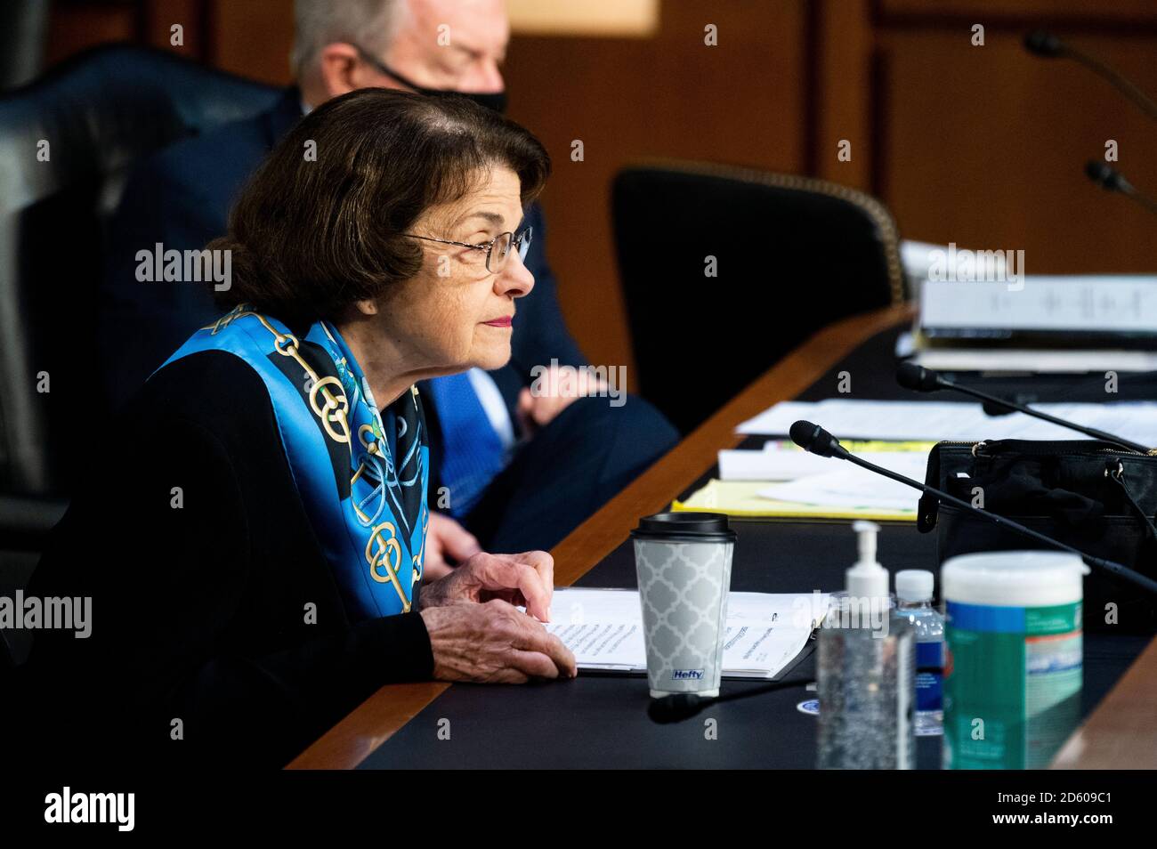Senatrice degli Stati Uniti Dianne Feinstein (Democratica della California), membro della classifica, Comitato giudiziario del Senato degli Stati Uniti, interrogazioni la Giudice Amy Coney Barrett, nominata come Giustizia associata della Corte Suprema, durante la sua audizione di conferma presso il Comitato giudiziario del Senato mercoledì 14 ottobre 2020. Credito: Bill Clark/Pool via CNP /MediaPunch Foto Stock